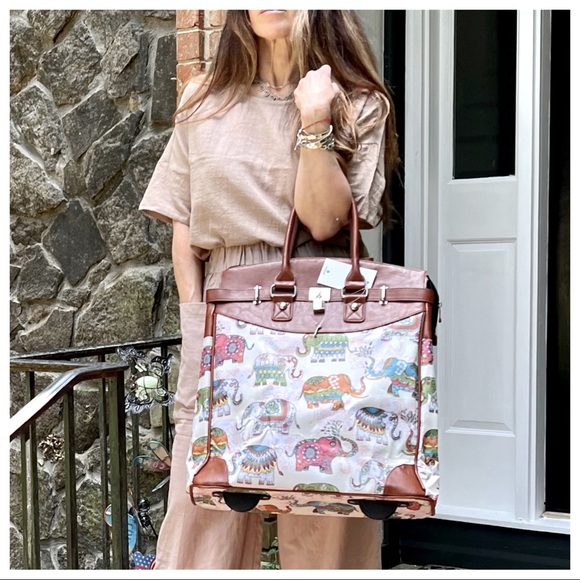 The Perfect Must Have Most Fabulous weekend Travel Rolling Bag - Picture 5 of 9